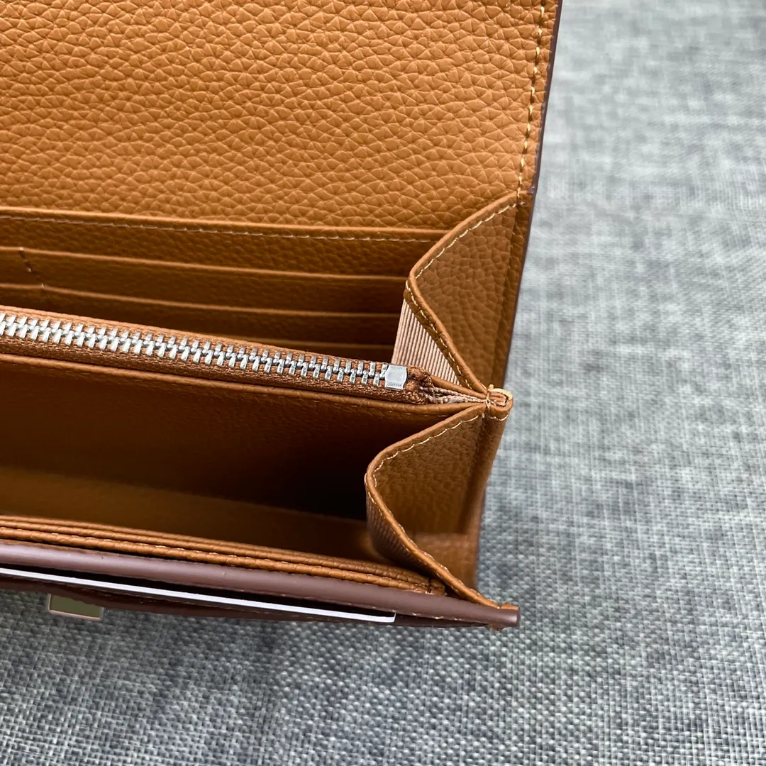Hermes Constance p270💰 Hermes model: 539 silver buckle togo leather size: 22*11cm 🇫🇷Overseas🇫🇷Imported Togo cowhide, soft and comfortable to the touch. The original replica is matched with gold hardware and has the original OEM code inside. It is exquisite and elegant, and the oil edges are straight and smooth🎈There are two large note slots, a zipper pocket, and 12 card slots inside🚚