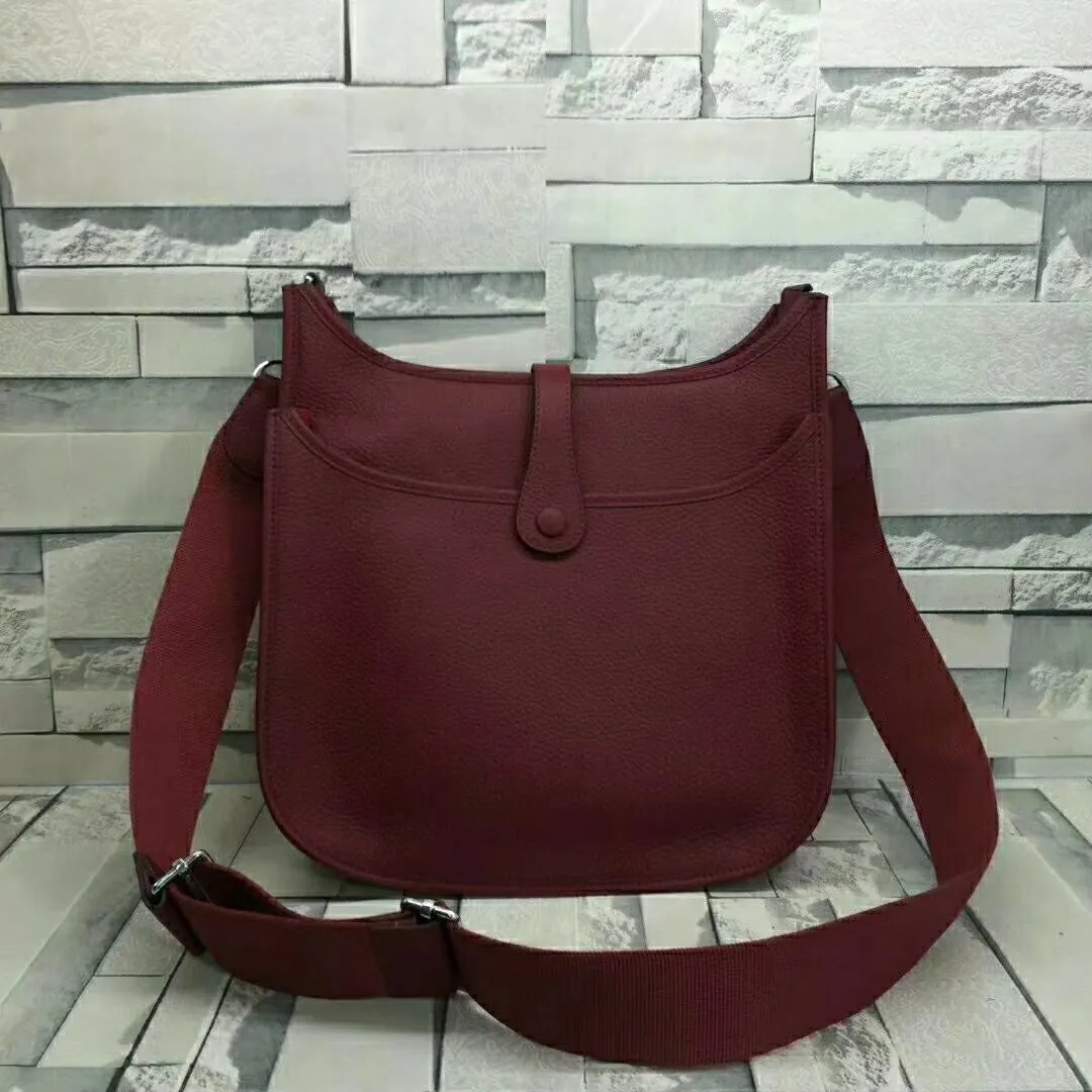 Batch 660💰💅 Hermes Evelyne crossbody bag, model number 166817. It is custom-made from first-layer cowhide. The shoulder strap can be adjusted. This novel and unique Evelyne is suitable for both men and women. It is not only because of the characteristics of the bag itself, but also because of the surprise it brings to the user. The biggest feature is its hollow H shape. This hollow has two purposes. One is to highlight the novelty of the design, and the other is to increase the recognition of the bag. The big hollow H makes it easy to tell that it is a Hermès Eveline satchel. [Real pictures] Size 30*28*10