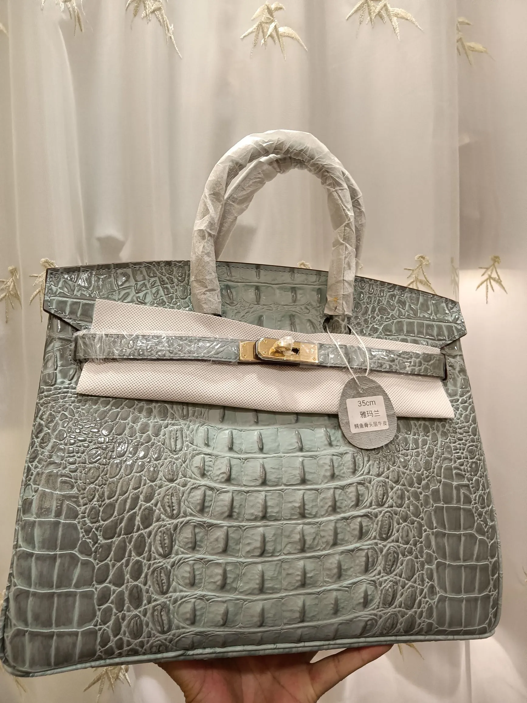 ❤️Hot model debut❤️Batch 💰880/420💋Hermes/Hermes💋Official classic production ✨Platinum crocodile bone✨Original quality coming👉Using imported crocodile bone pattern cowhide from the country of origin 👑 Equipped with pure 24k original hardware💎Size: large size 35*25*18cm/small size 30*22*16cm👛The workmanship is amazing👏👏The legendary slow work brings out the fine work💦Real picture taken💦