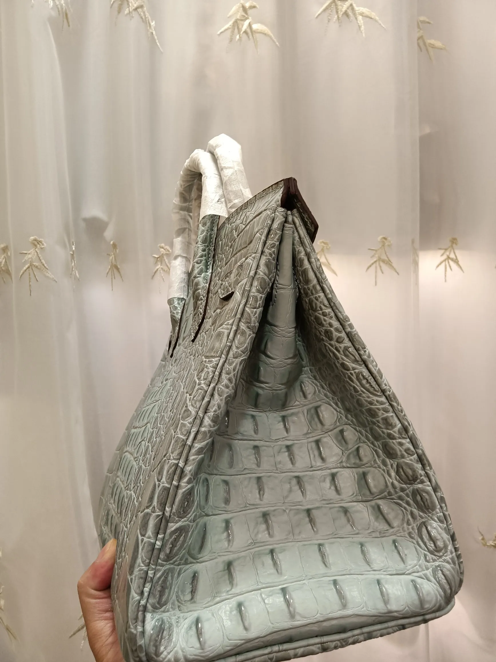❤️Hot model debut❤️Batch 💰880/420💋Hermes/Hermes💋Official classic production ✨Platinum crocodile bone✨Original quality coming👉Using imported crocodile bone pattern cowhide from the country of origin 👑 Equipped with pure 24k original hardware💎Size: large size 35*25*18cm/small size 30*22*16cm👛The workmanship is amazing👏👏The legendary slow work brings out the fine work💦Real picture taken💦