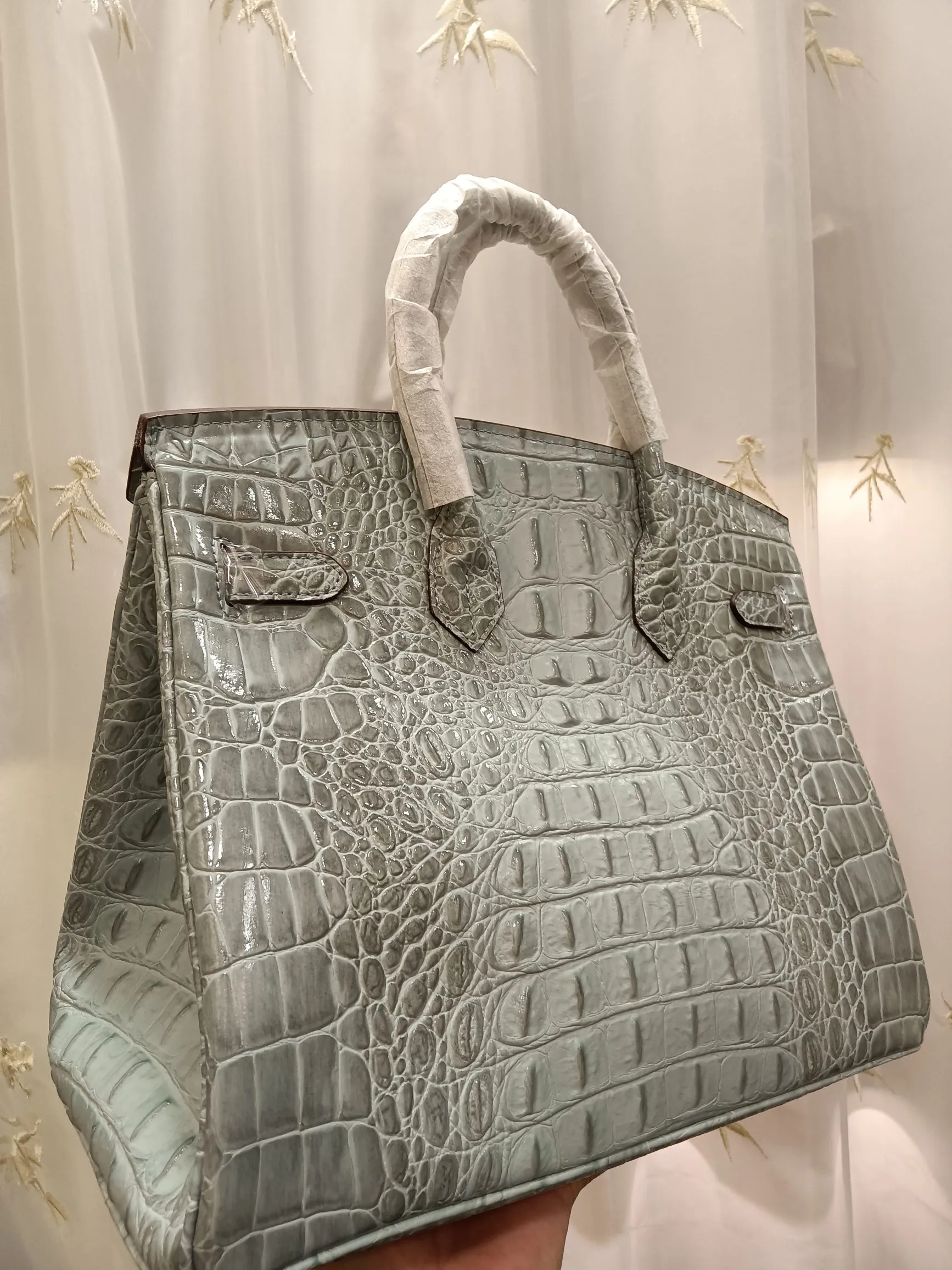 ❤️Hot model debut❤️Batch 💰880/420💋Hermes/Hermes💋Official classic production ✨Platinum crocodile bone✨Original quality coming👉Using imported crocodile bone pattern cowhide from the country of origin 👑 Equipped with pure 24k original hardware💎Size: large size 35*25*18cm/small size 30*22*16cm👛The workmanship is amazing👏👏The legendary slow work brings out the fine work💦Real picture taken💦