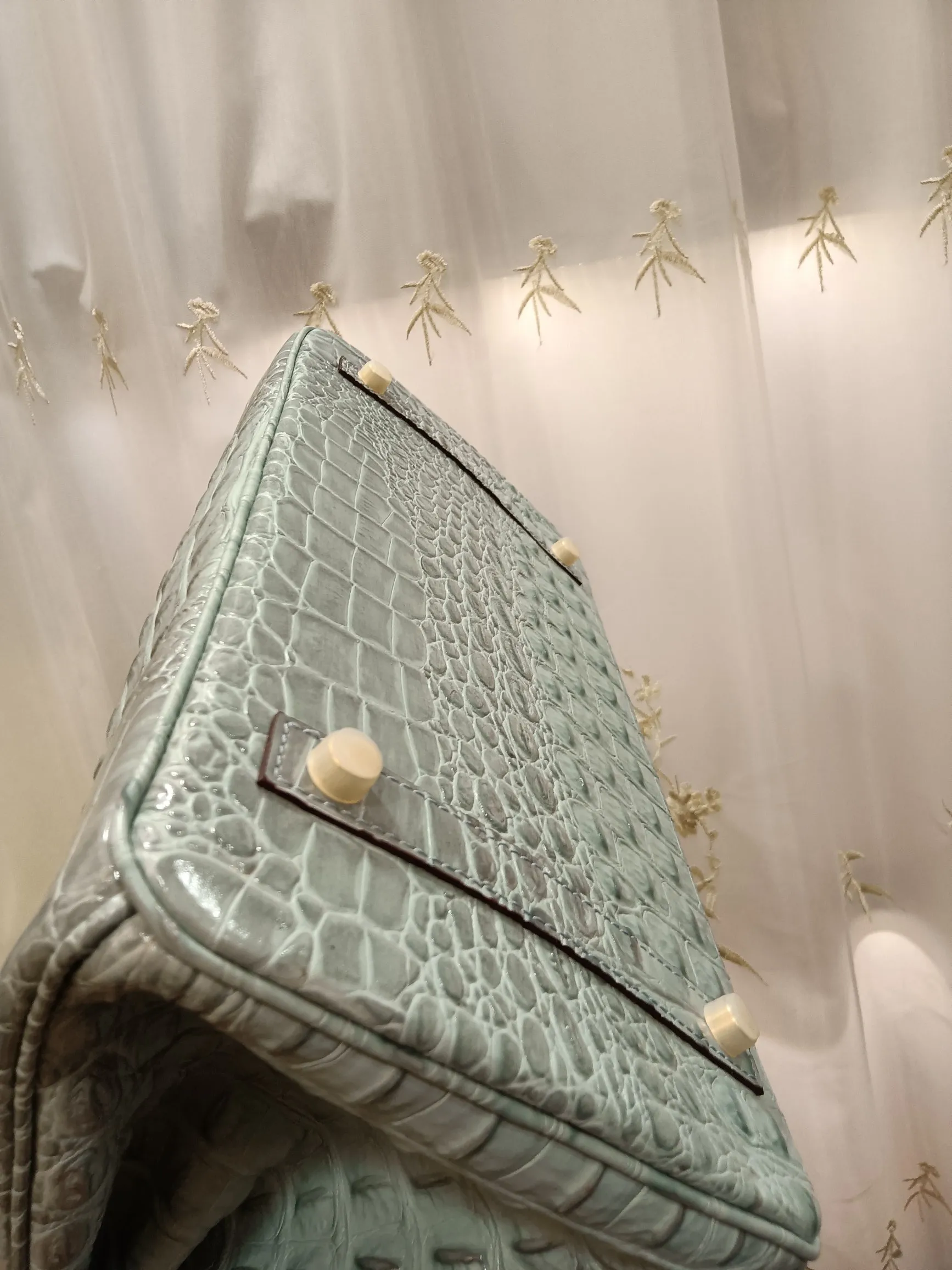 ❤️Hot model debut❤️Batch 💰880/420💋Hermes/Hermes💋Official classic production ✨Platinum crocodile bone✨Original quality coming👉Using imported crocodile bone pattern cowhide from the country of origin 👑 Equipped with pure 24k original hardware💎Size: large size 35*25*18cm/small size 30*22*16cm👛The workmanship is amazing👏👏The legendary slow work brings out the fine work💦Real picture taken💦