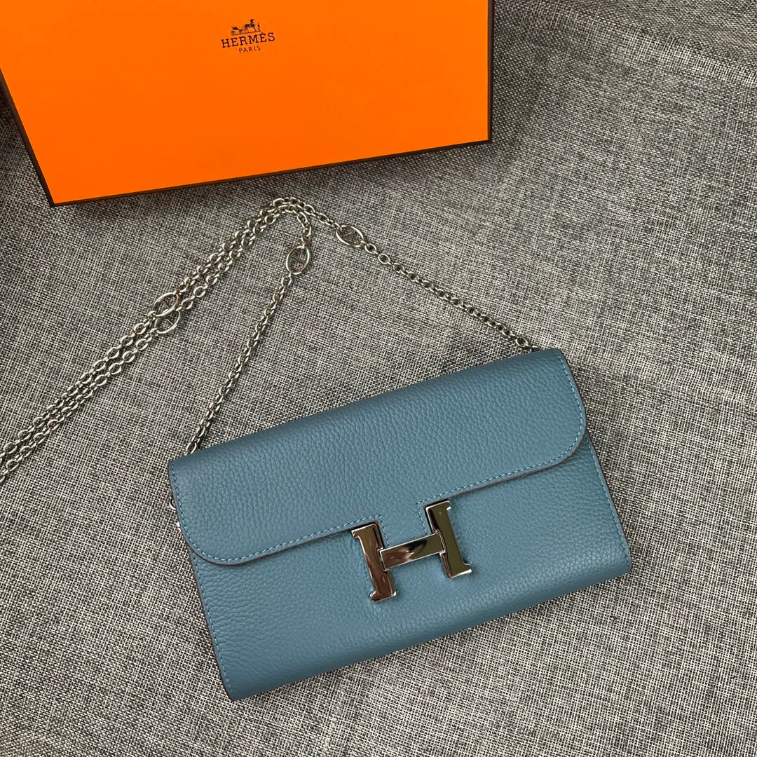 Hermes Constance p310💰 Hermes model: 9852 Togo leather silver chain size: 22*11cm 🇫🇷Overseas🇫🇷Imported Togo cowhide with original OEM code inside, soft and comfortable to the touch. The original replica is matched with silver hardware, exquisite and elegant, and the oil edge is straight and smooth🎈There are two large note slots, a zipper pocket, and 12 card slots🚚The silver chain is 120cm long