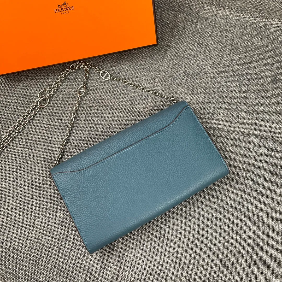 Hermes Constance p310💰 Hermes model: 9852 Togo leather silver chain size: 22*11cm 🇫🇷Overseas🇫🇷Imported Togo cowhide with original OEM code inside, soft and comfortable to the touch. The original replica is matched with silver hardware, exquisite and elegant, and the oil edge is straight and smooth🎈There are two large note slots, a zipper pocket, and 12 card slots🚚The silver chain is 120cm long