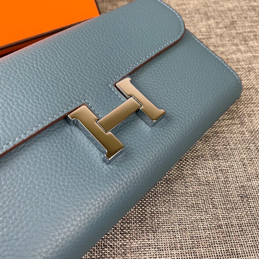 Hermes Constance p310💰 Hermes model: 9852 Togo leather silver chain size: 22*11cm 🇫🇷Overseas🇫🇷Imported Togo cowhide with original OEM code inside, soft and comfortable to the touch. The original replica is matched with silver hardware, exquisite and elegant, and the oil edge is straight and smooth🎈There are two large note slots, a zipper pocket, and 12 card slots🚚The silver chain is 120cm long