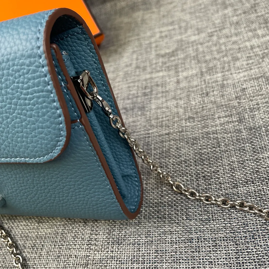 Hermes Constance p310💰 Hermes model: 9852 Togo leather silver chain size: 22*11cm 🇫🇷Overseas🇫🇷Imported Togo cowhide with original OEM code inside, soft and comfortable to the touch. The original replica is matched with silver hardware, exquisite and elegant, and the oil edge is straight and smooth🎈There are two large note slots, a zipper pocket, and 12 card slots🚚The silver chain is 120cm long