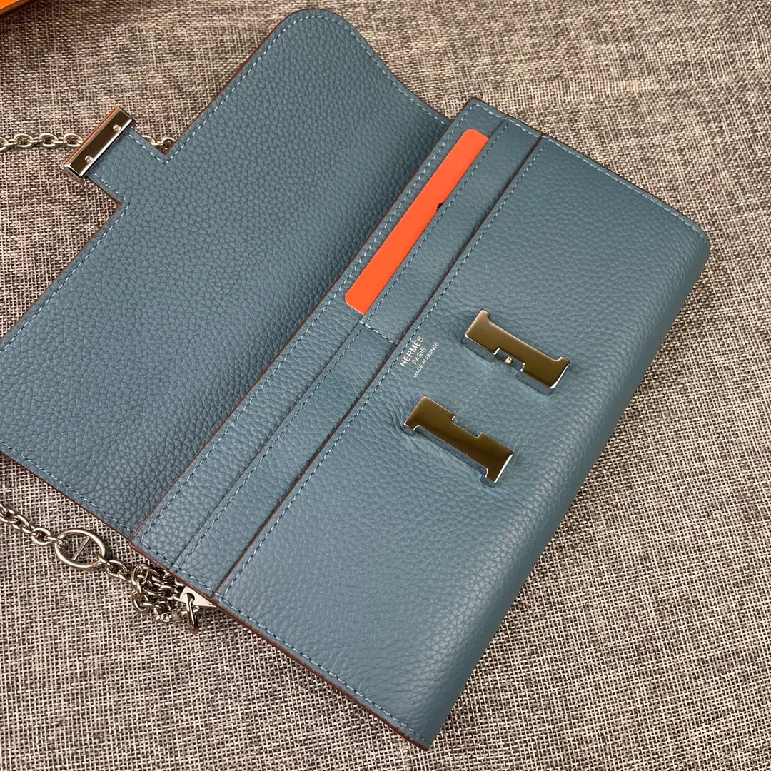 Hermes Constance p310💰 Hermes model: 9852 Togo leather silver chain size: 22*11cm 🇫🇷Overseas🇫🇷Imported Togo cowhide with original OEM code inside, soft and comfortable to the touch. The original replica is matched with silver hardware, exquisite and elegant, and the oil edge is straight and smooth🎈There are two large note slots, a zipper pocket, and 12 card slots🚚The silver chain is 120cm long
