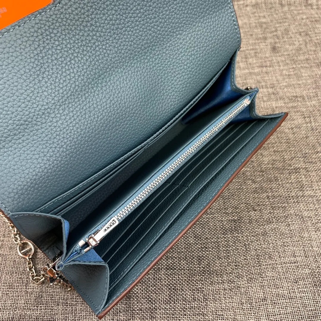 Hermes Constance p310💰 Hermes model: 9852 Togo leather silver chain size: 22*11cm 🇫🇷Overseas🇫🇷Imported Togo cowhide with original OEM code inside, soft and comfortable to the touch. The original replica is matched with silver hardware, exquisite and elegant, and the oil edge is straight and smooth🎈There are two large note slots, a zipper pocket, and 12 card slots🚚The silver chain is 120cm long