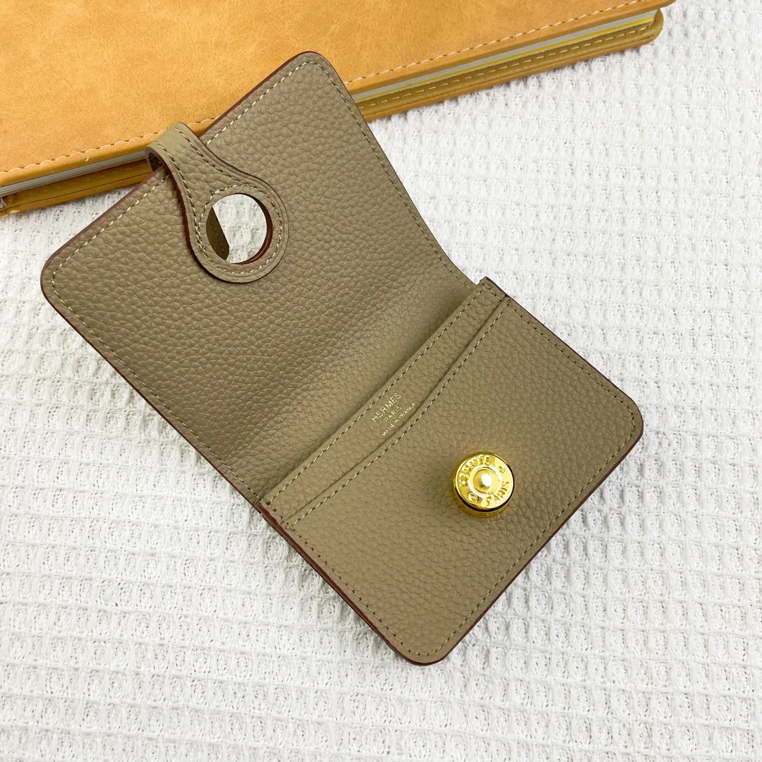 Hermes original Togo p180💰 Model: 0510 size: 11*10cm 🇫🇷Overseas🇫🇷Imported Togo cowhide, soft and comfortable to the touch. Counter version, original replica with hardware, exquisite and elegant, oil edges are straight and smooth🎈Exquisite convenient card holder
