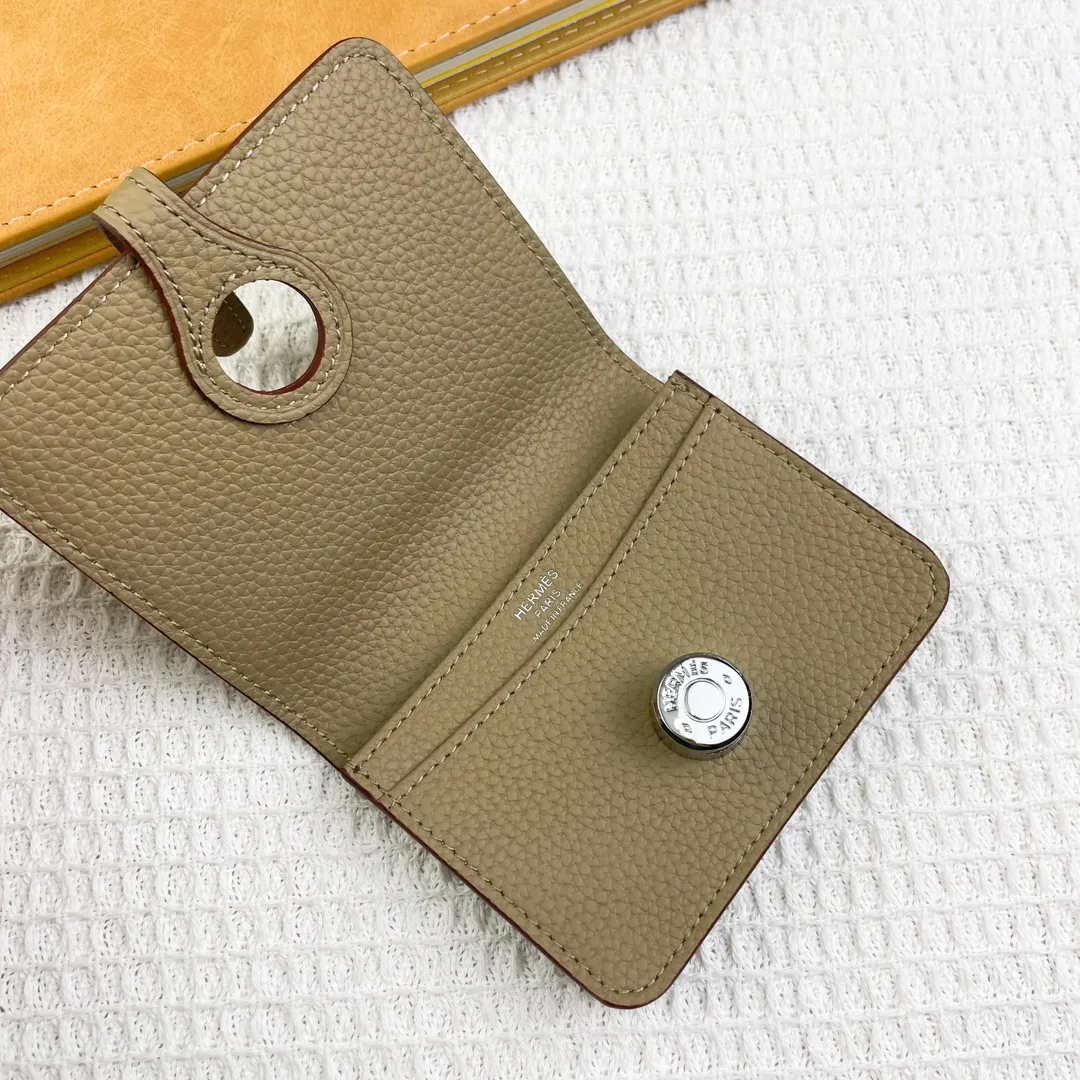 Hermes original Togo p180💰 Model: 0510 size: 11*10cm 🇫🇷Overseas🇫🇷Imported Togo cowhide, soft and comfortable to the touch. Counter version, original replica with hardware, exquisite and elegant, oil edges are straight and smooth🎈Exquisite convenient card holder
