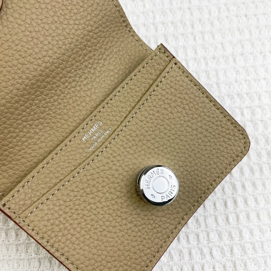 Hermes original Togo p180💰 Model: 0510 size: 11*10cm 🇫🇷Overseas🇫🇷Imported Togo cowhide, soft and comfortable to the touch. Counter version, original replica with hardware, exquisite and elegant, oil edges are straight and smooth🎈Exquisite convenient card holder