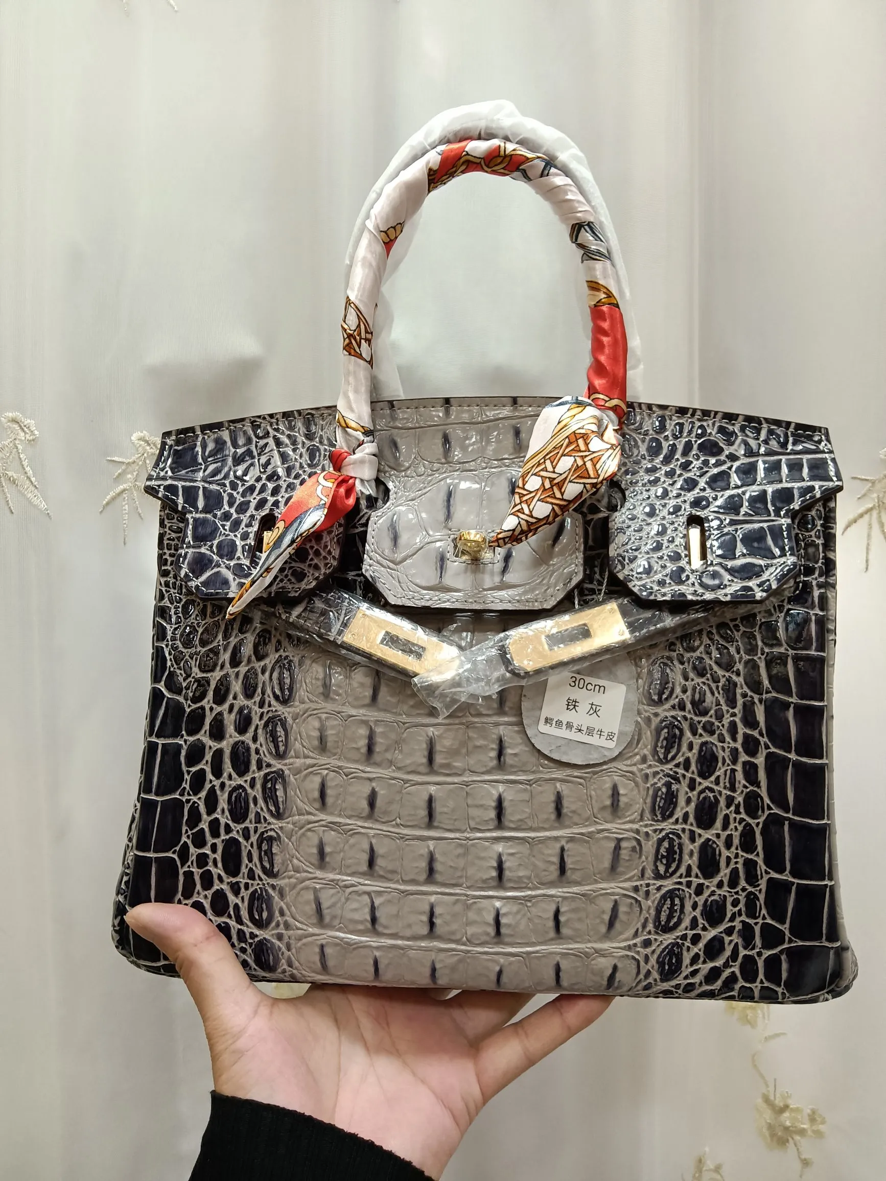 ❤️Hot model debut❤️Batch 💰880/420💋Hermes/Hermes💋Official classic production ✨Platinum crocodile bone✨Original quality coming👉Using imported crocodile bone pattern cowhide from the country of origin 👑 Equipped with pure 24k original hardware💎Size: large size 35*25*18cm/small size 30*22*16cm👛The workmanship is amazing👏👏The legendary slow work brings out the fine work💦Real picture taken💦