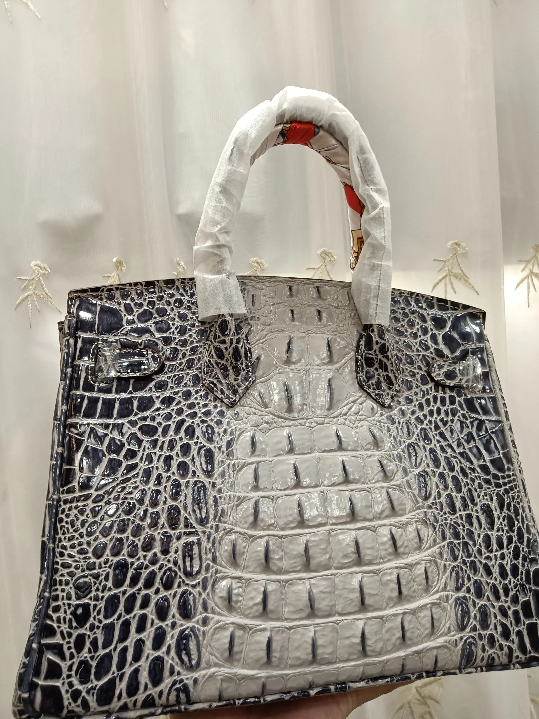 ❤️Hot model debut❤️Batch 💰880/420💋Hermes/Hermes💋Official classic production ✨Platinum crocodile bone✨Original quality coming👉Using imported crocodile bone pattern cowhide from the country of origin 👑 Equipped with pure 24k original hardware💎Size: large size 35*25*18cm/small size 30*22*16cm👛The workmanship is amazing👏👏The legendary slow work brings out the fine work💦Real picture taken💦