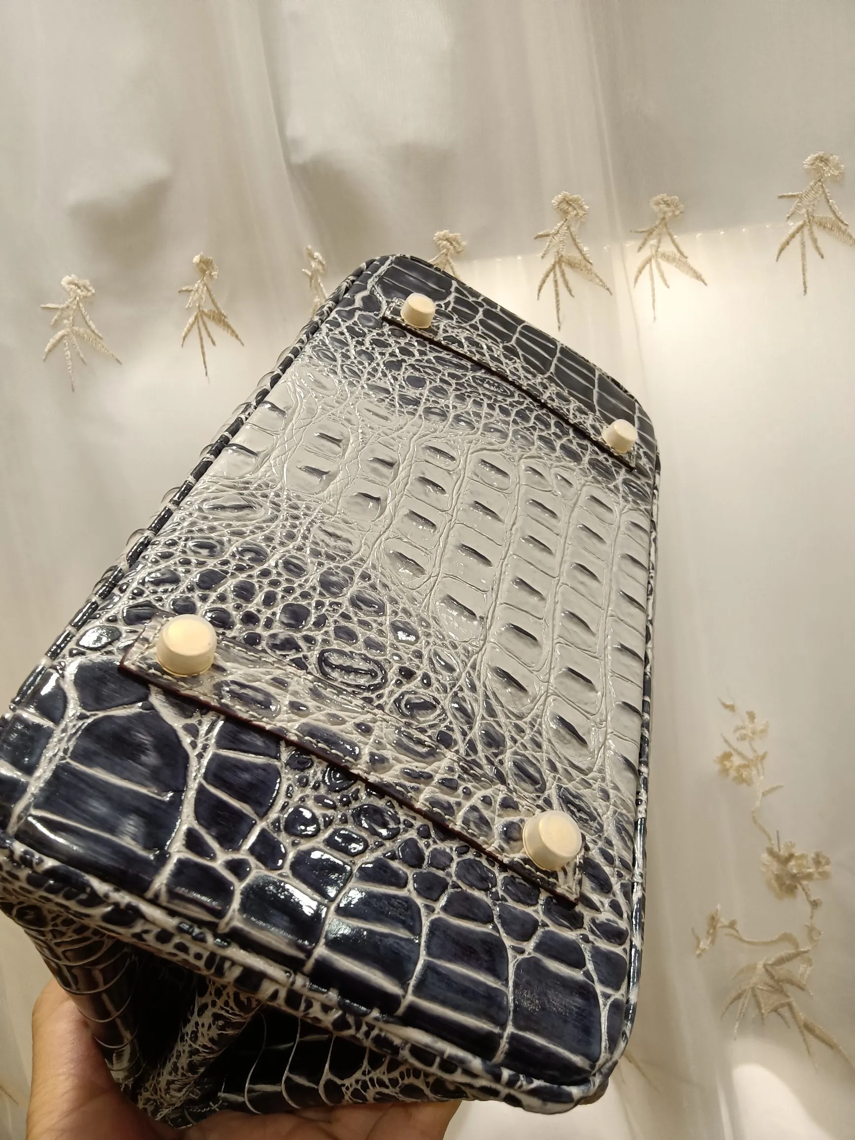 ❤️Hot model debut❤️Batch 💰880/420💋Hermes/Hermes💋Official classic production ✨Platinum crocodile bone✨Original quality coming👉Using imported crocodile bone pattern cowhide from the country of origin 👑 Equipped with pure 24k original hardware💎Size: large size 35*25*18cm/small size 30*22*16cm👛The workmanship is amazing👏👏The legendary slow work brings out the fine work💦Real picture taken💦