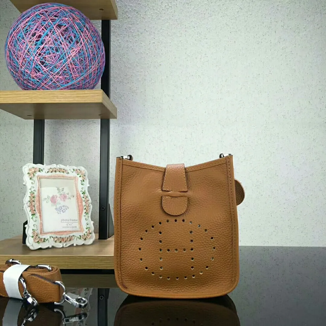 Batch 480 Hermes [Evelyne] mini Evelyne shoulder cross-body backpack. The big H in the middle shows your personality. It is made of full-layer first-layer cowhide. It is very cute in summer. 😘😘Size 17*20*7 cm