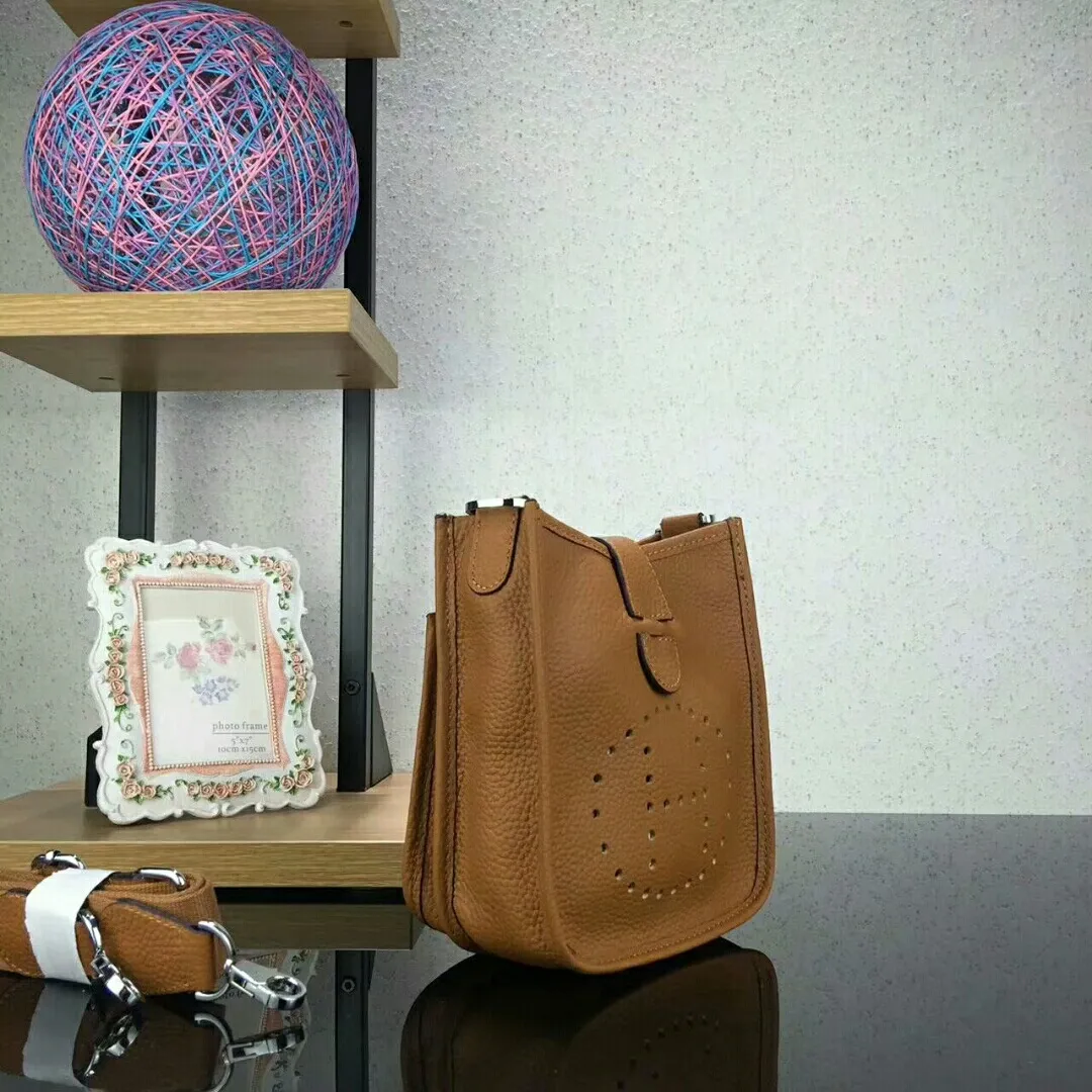Batch 480 Hermes [Evelyne] mini Evelyne shoulder cross-body backpack. The big H in the middle shows your personality. It is made of full-layer first-layer cowhide. It is very cute in summer. 😘😘Size 17*20*7 cm