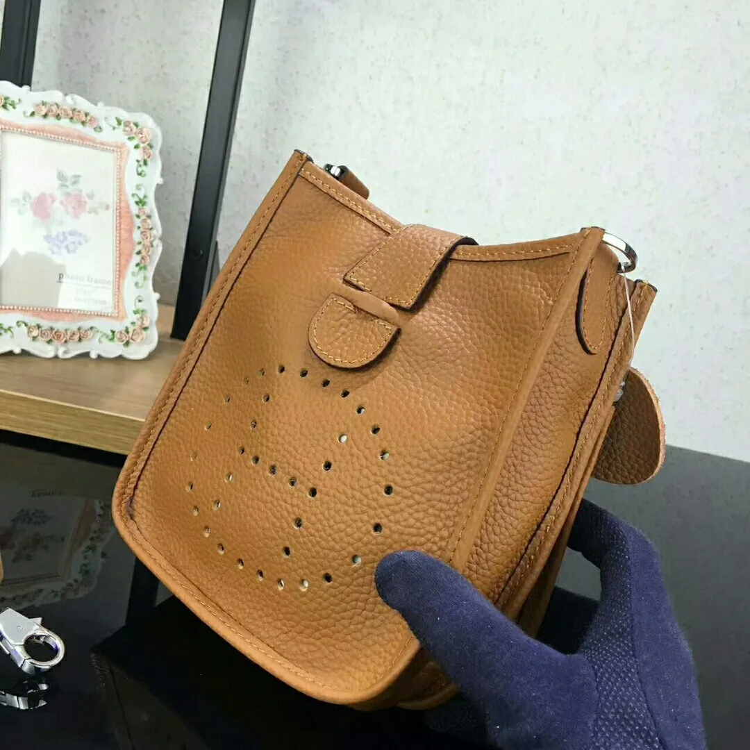 Batch 480 Hermes [Evelyne] mini Evelyne shoulder cross-body backpack. The big H in the middle shows your personality. It is made of full-layer first-layer cowhide. It is very cute in summer. 😘😘Size 17*20*7 cm