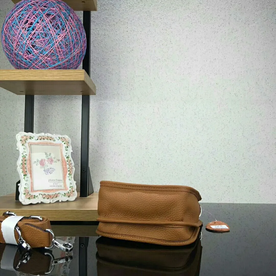 Batch 480 Hermes [Evelyne] mini Evelyne shoulder cross-body backpack. The big H in the middle shows your personality. It is made of full-layer first-layer cowhide. It is very cute in summer. 😘😘Size 17*20*7 cm