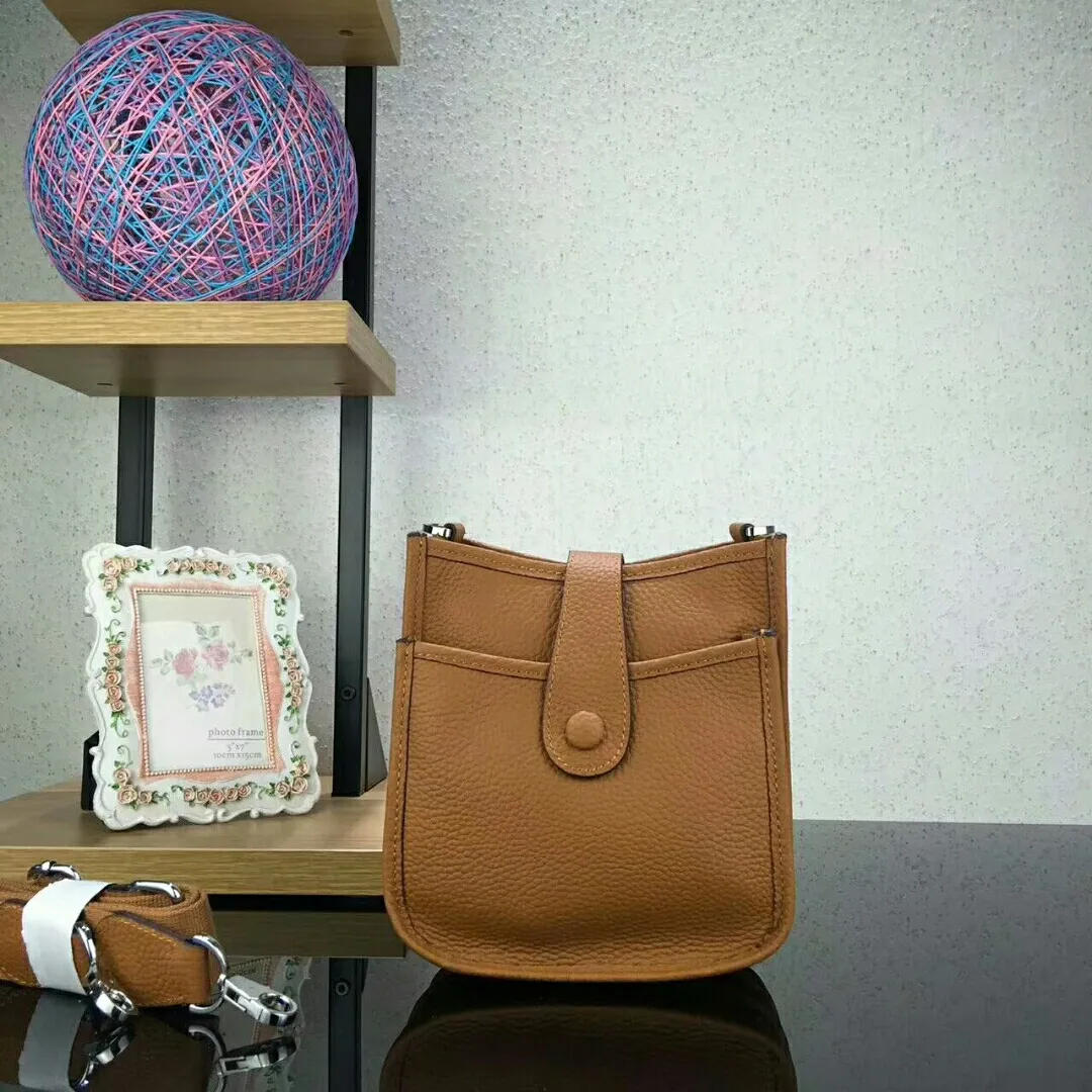 Batch 480 Hermes [Evelyne] mini Evelyne shoulder cross-body backpack. The big H in the middle shows your personality. It is made of full-layer first-layer cowhide. It is very cute in summer. 😘😘Size 17*20*7 cm