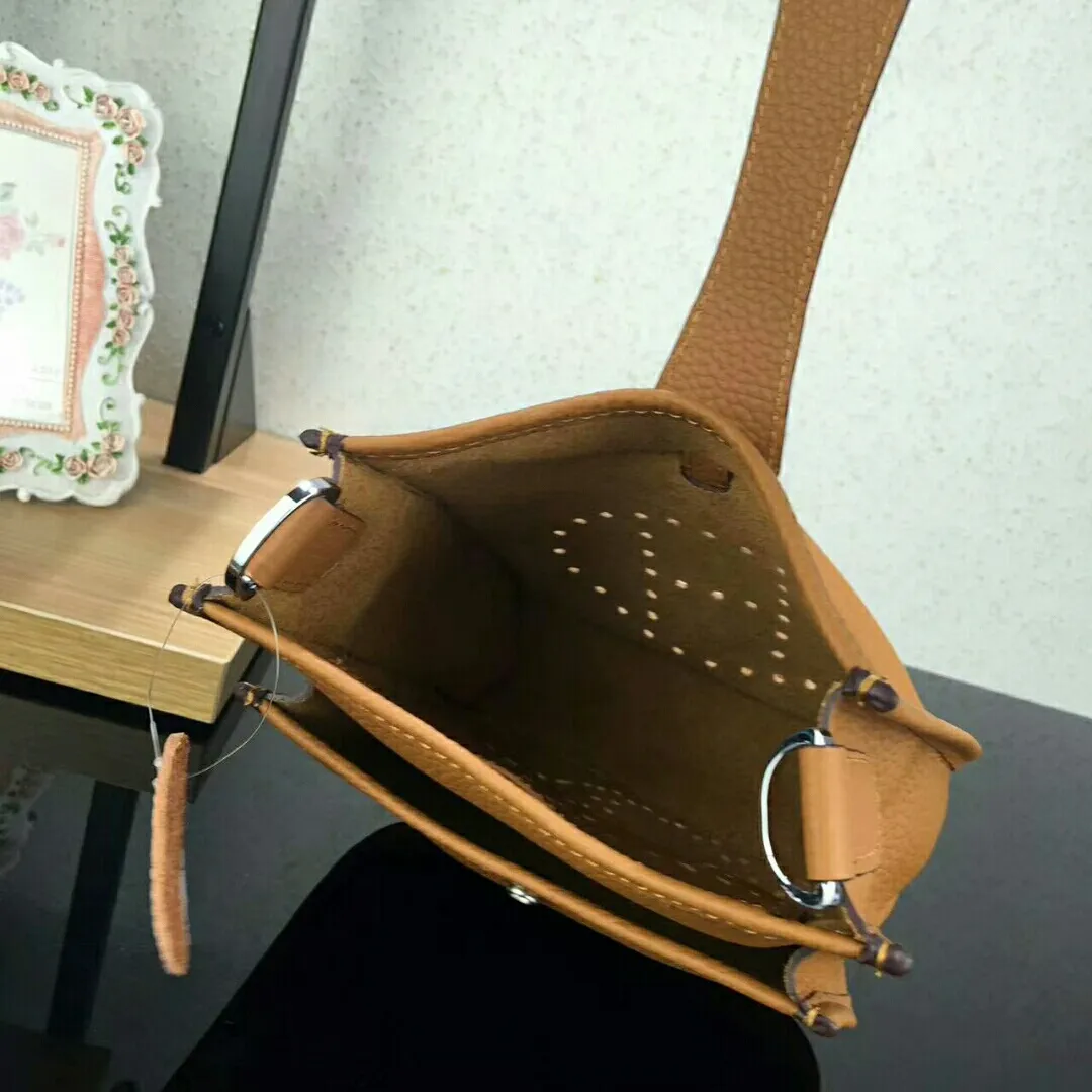 Batch 480 Hermes [Evelyne] mini Evelyne shoulder cross-body backpack. The big H in the middle shows your personality. It is made of full-layer first-layer cowhide. It is very cute in summer. 😘😘Size 17*20*7 cm