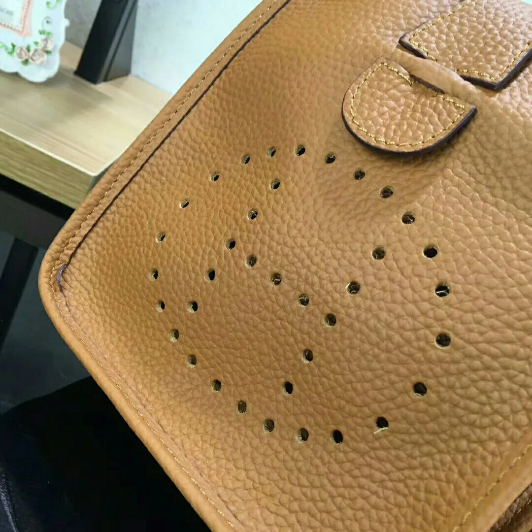 Batch 480 Hermes [Evelyne] mini Evelyne shoulder cross-body backpack. The big H in the middle shows your personality. It is made of full-layer first-layer cowhide. It is very cute in summer. 😘😘Size 17*20*7 cm