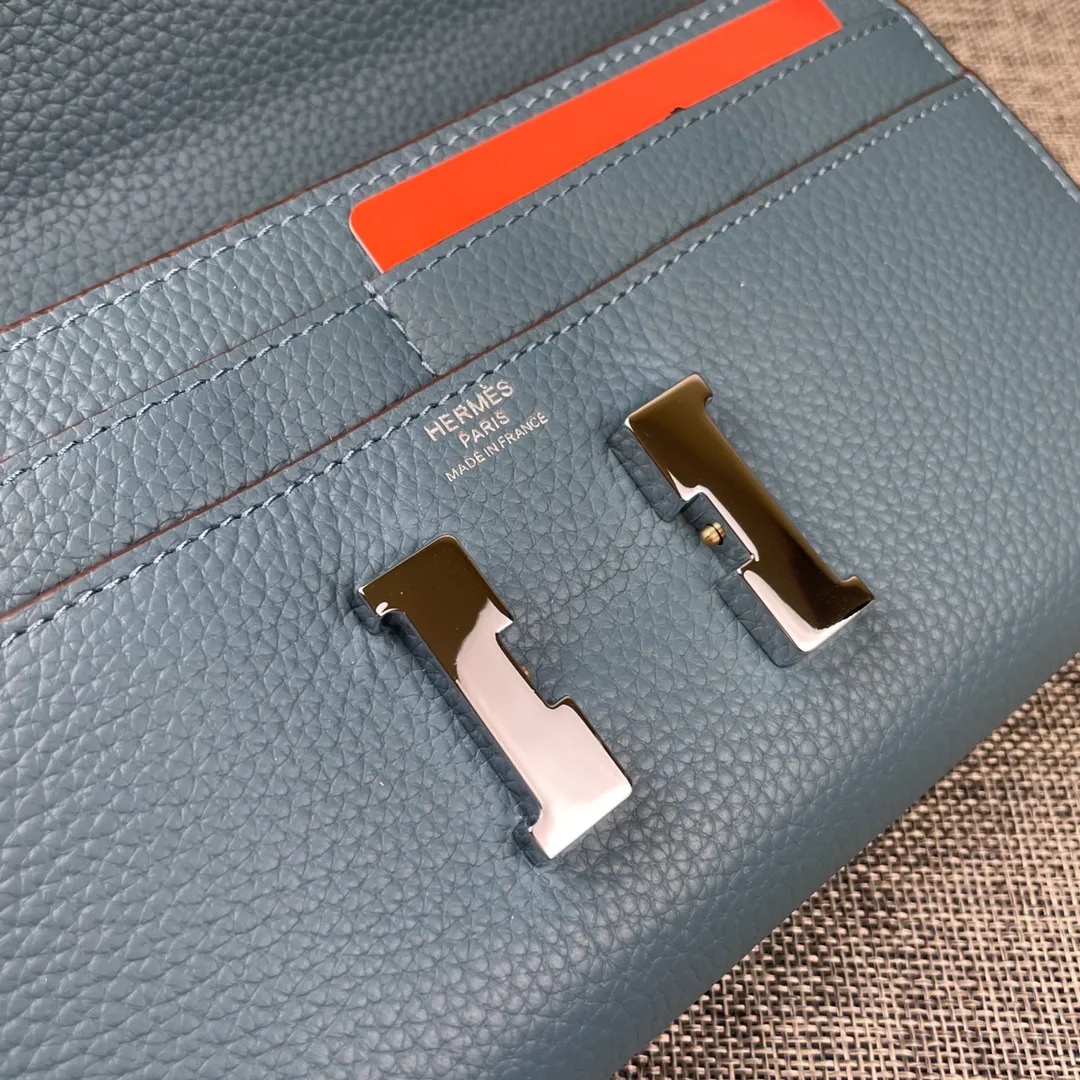 Hermes Constance p270💰 Hermes model: 539 silver buckle togo leather size: 22*11cm 🇫🇷Overseas🇫🇷Imported Togo cowhide, soft and comfortable to the touch. The original replica is matched with gold hardware and has the original OEM code inside. It is exquisite and elegant, and the oil edges are straight and smooth🎈There are two large note slots, a zipper pocket, and 12 card slots inside🚚