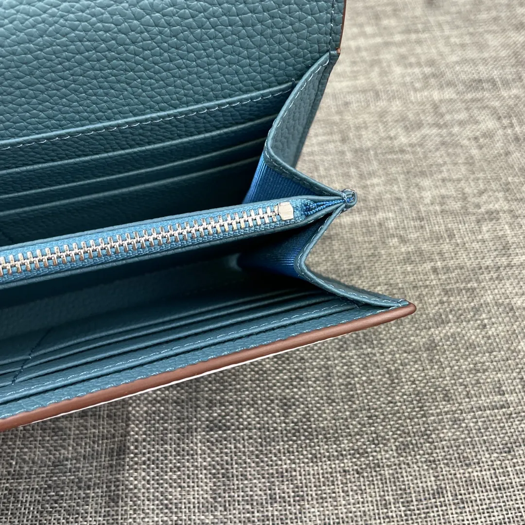 Hermes Constance p270💰 Hermes model: 539 silver buckle togo leather size: 22*11cm 🇫🇷Overseas🇫🇷Imported Togo cowhide, soft and comfortable to the touch. The original replica is matched with gold hardware and has the original OEM code inside. It is exquisite and elegant, and the oil edges are straight and smooth🎈There are two large note slots, a zipper pocket, and 12 card slots inside🚚