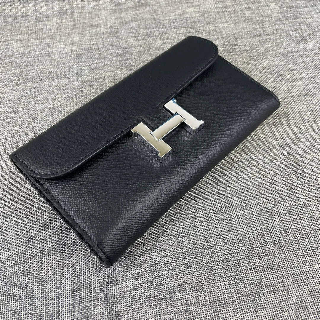 Hermes Constance original order p290💰 Model: 539 palm print silver buckle size: 22*11cm Hermes🇫🇷overseas🇫🇷 imported cowhide, soft and comfortable to the touch. Counter version, OEM code inside, original replica with gold hardware, exquisite and elegant, oil edge is straight and smooth🎈There are two large note slots, a zipper pocket, and 12 card slots🚚