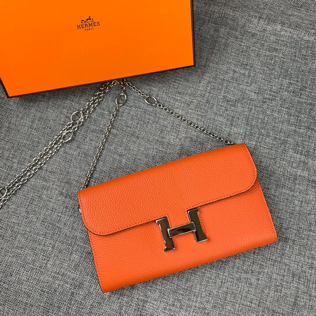 Hermes Constance p310💰 Hermes model: 9852 Togo leather silver chain size: 22*11cm 🇫🇷Overseas🇫🇷Imported Togo cowhide with original OEM code inside, soft and comfortable to the touch. The original replica is matched with silver hardware, exquisite and elegant, and the oil edge is straight and smooth🎈There are two large note slots, a zipper pocket, and 12 card slots🚚The silver chain is 120cm long