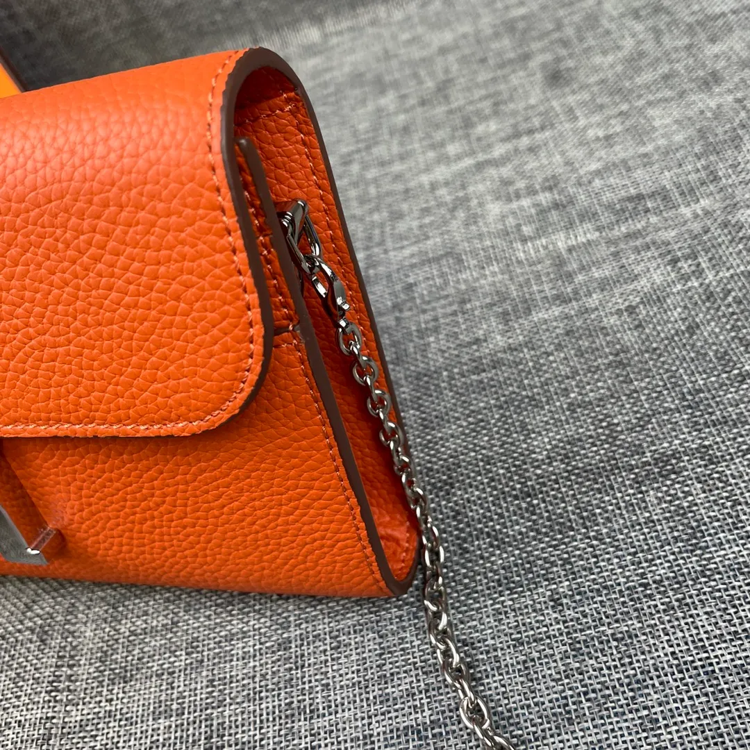 Hermes Constance p310💰 Hermes model: 9852 Togo leather silver chain size: 22*11cm 🇫🇷Overseas🇫🇷Imported Togo cowhide with original OEM code inside, soft and comfortable to the touch. The original replica is matched with silver hardware, exquisite and elegant, and the oil edge is straight and smooth🎈There are two large note slots, a zipper pocket, and 12 card slots🚚The silver chain is 120cm long