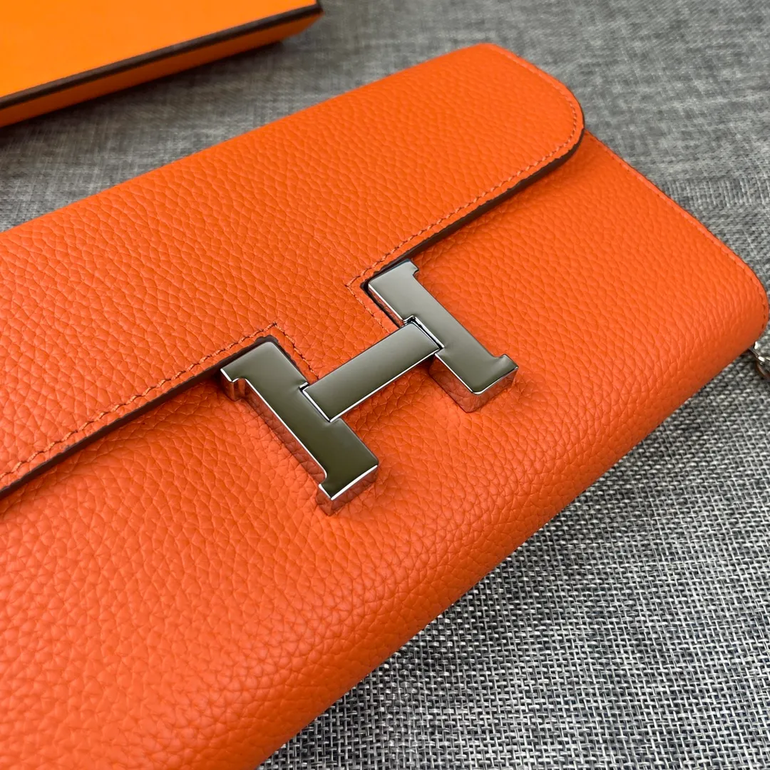 Hermes Constance p310💰 Hermes model: 9852 Togo leather silver chain size: 22*11cm 🇫🇷Overseas🇫🇷Imported Togo cowhide with original OEM code inside, soft and comfortable to the touch. The original replica is matched with silver hardware, exquisite and elegant, and the oil edge is straight and smooth🎈There are two large note slots, a zipper pocket, and 12 card slots🚚The silver chain is 120cm long