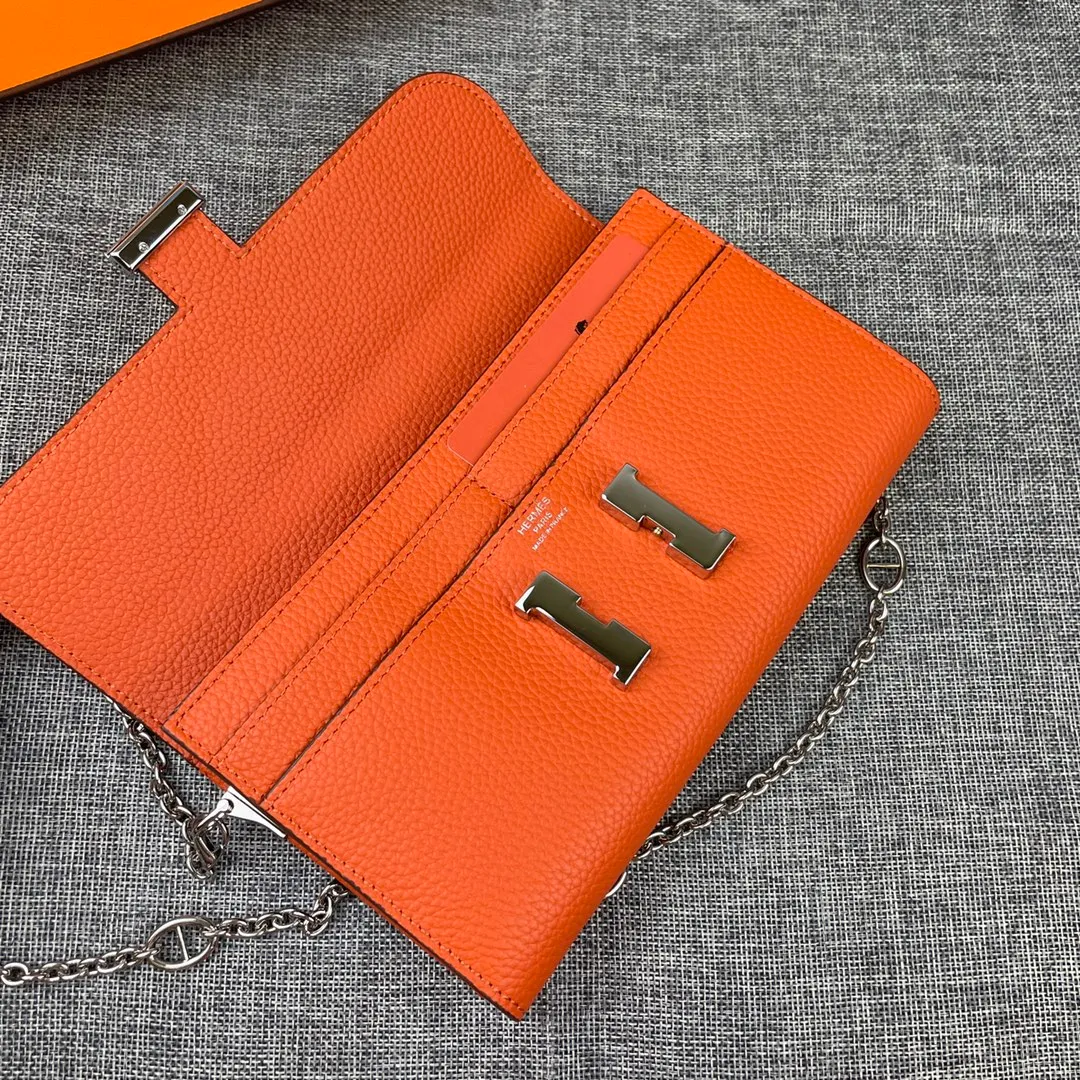 Hermes Constance p310💰 Hermes model: 9852 Togo leather silver chain size: 22*11cm 🇫🇷Overseas🇫🇷Imported Togo cowhide with original OEM code inside, soft and comfortable to the touch. The original replica is matched with silver hardware, exquisite and elegant, and the oil edge is straight and smooth🎈There are two large note slots, a zipper pocket, and 12 card slots🚚The silver chain is 120cm long