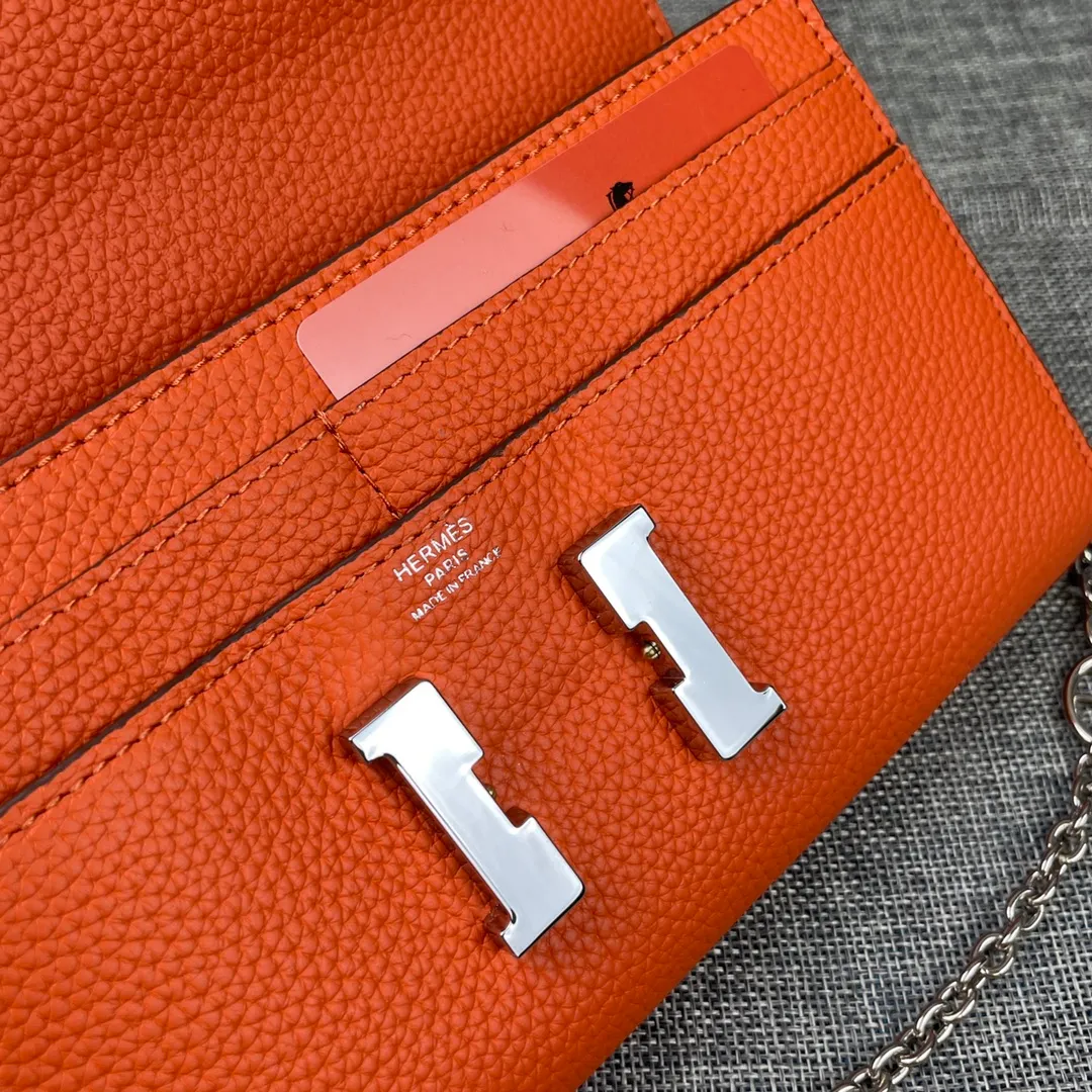 Hermes Constance p310💰 Hermes model: 9852 Togo leather silver chain size: 22*11cm 🇫🇷Overseas🇫🇷Imported Togo cowhide with original OEM code inside, soft and comfortable to the touch. The original replica is matched with silver hardware, exquisite and elegant, and the oil edge is straight and smooth🎈There are two large note slots, a zipper pocket, and 12 card slots🚚The silver chain is 120cm long