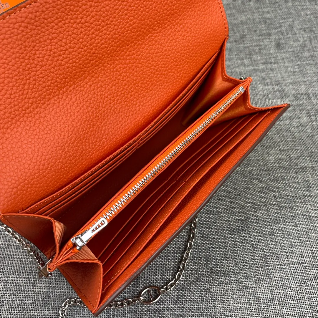 Hermes Constance p310💰 Hermes model: 9852 Togo leather silver chain size: 22*11cm 🇫🇷Overseas🇫🇷Imported Togo cowhide with original OEM code inside, soft and comfortable to the touch. The original replica is matched with silver hardware, exquisite and elegant, and the oil edge is straight and smooth🎈There are two large note slots, a zipper pocket, and 12 card slots🚚The silver chain is 120cm long