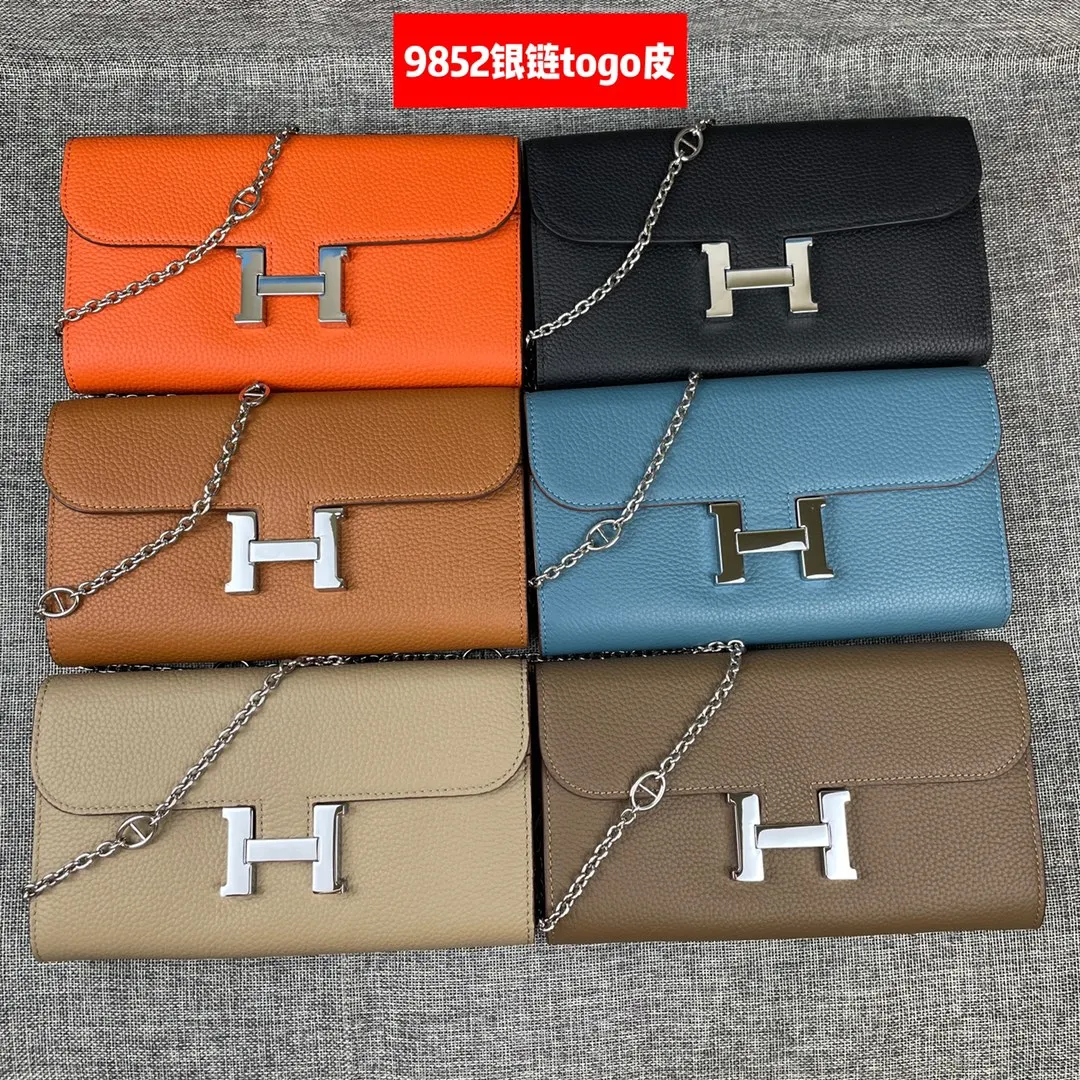 Hermes Constance p310💰 Hermes model: 9852 Togo leather silver chain size: 22*11cm 🇫🇷Overseas🇫🇷Imported Togo cowhide with original OEM code inside, soft and comfortable to the touch. The original replica is matched with silver hardware, exquisite and elegant, and the oil edge is straight and smooth🎈There are two large note slots, a zipper pocket, and 12 card slots🚚The silver chain is 120cm long