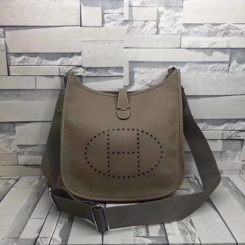 Batch 660💰💅 Hermes Evelyne crossbody bag, model number 166817. It is custom-made from first-layer cowhide. The shoulder strap can be adjusted. This novel and unique Evelyne is suitable for both men and women. It is not only because of the characteristics of the bag itself, but also because of the surprise it brings to the user. The biggest feature is its hollow H shape. This hollow has two purposes. One is to highlight the novelty of the design, and the other is to increase the recognition of the bag. The big hollow H makes it easy to tell that it is a Hermès Eveline satchel. [Real pictures] Size 30*28*10