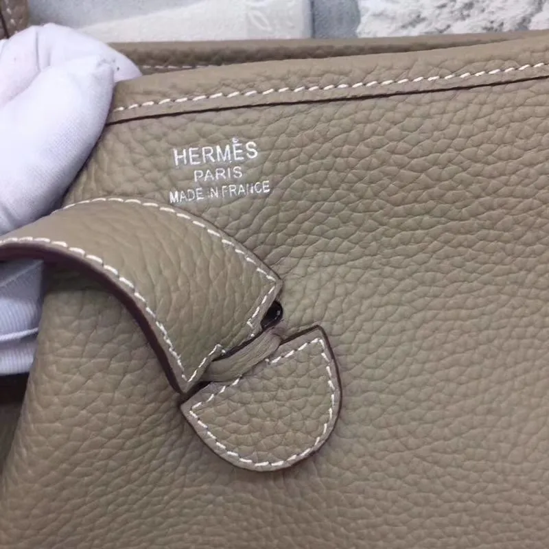 Batch 660💰💅 Hermes Evelyne crossbody bag, model number 166817. It is custom-made from first-layer cowhide. The shoulder strap can be adjusted. This novel and unique Evelyne is suitable for both men and women. It is not only because of the characteristics of the bag itself, but also because of the surprise it brings to the user. The biggest feature is its hollow H shape. This hollow has two purposes. One is to highlight the novelty of the design, and the other is to increase the recognition of the bag. The big hollow H makes it easy to tell that it is a Hermès Eveline satchel. [Real pictures] Size 30*28*10