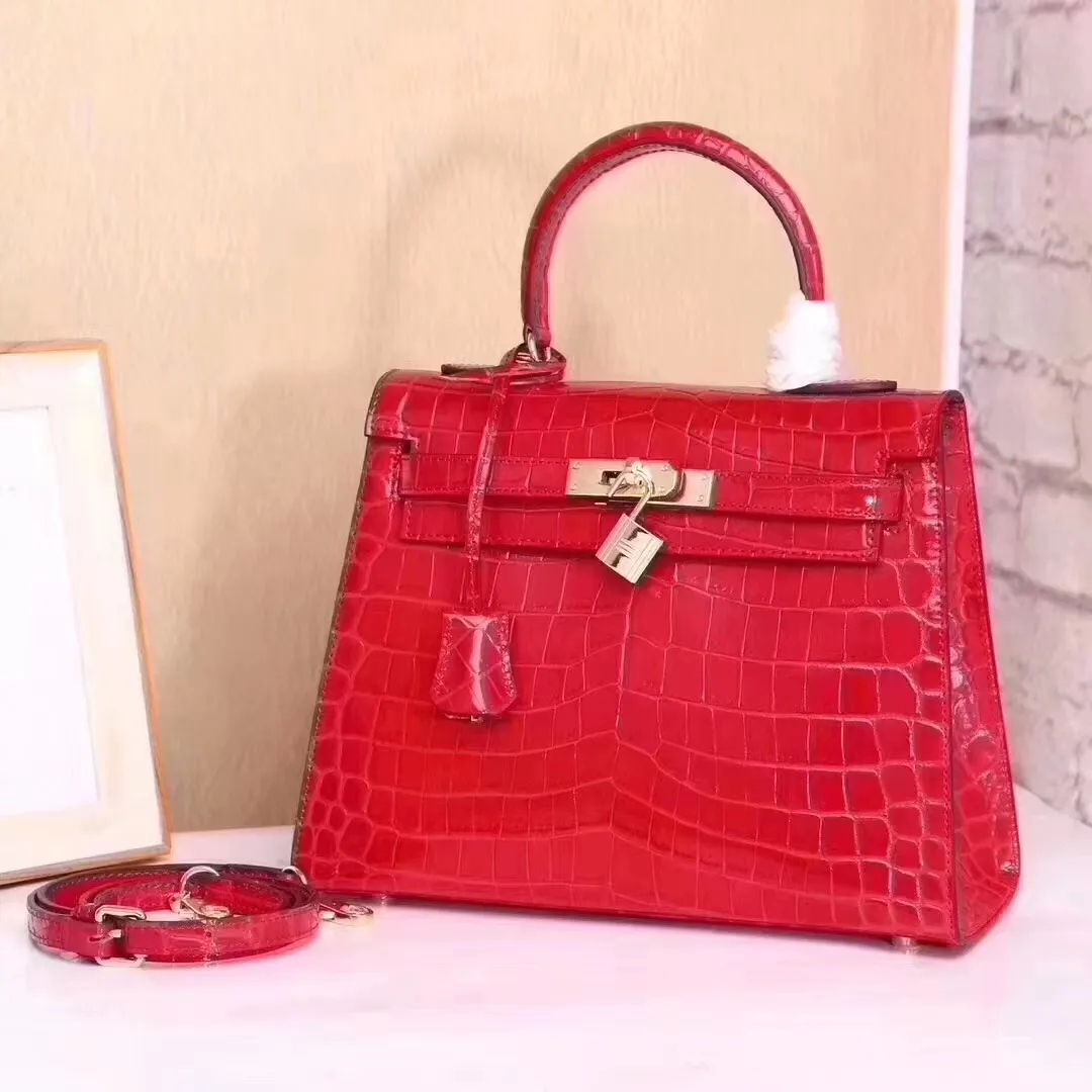 Batch 50cmP640, 28cmP680💅💅🎈Hermes 🎈Hermes 😱Classic Kelly crocodile pattern Original first-layer cowhide leather inner sheepskin [strong] Original steel hardware Selected crocodile pattern Exquisite workmanship Detailed quality depends on the real thing and the picture Original workmanship Comes with a long shoulder strap Reasonable price Classic coming [Seduce] The picture above must sell [Victory] Size: 25×20×10cm, 28×23×13cm