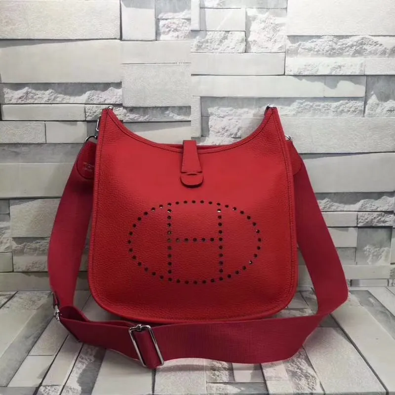 Batch 660💰💅 Hermes Evelyne crossbody bag, model number 166817. It is custom-made from first-layer cowhide. The shoulder strap can be adjusted. This novel and unique Evelyne is suitable for both men and women. It is not only because of the characteristics of the bag itself, but also because of the surprise it brings to the user. The biggest feature is its hollow H shape. This hollow has two purposes. One is to highlight the novelty of the design, and the other is to increase the recognition of the bag. The big hollow H makes it easy to tell that it is a Hermès Eveline satchel. [Real pictures] Size 30*28*10