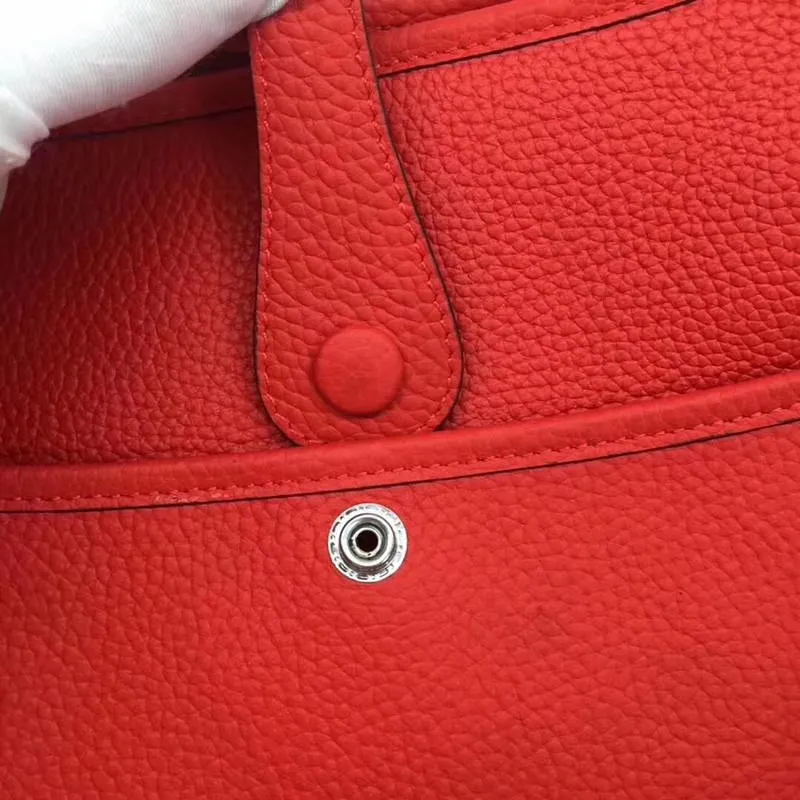 Batch 660💰💅 Hermes Evelyne crossbody bag, model number 166817. It is custom-made from first-layer cowhide. The shoulder strap can be adjusted. This novel and unique Evelyne is suitable for both men and women. It is not only because of the characteristics of the bag itself, but also because of the surprise it brings to the user. The biggest feature is its hollow H shape. This hollow has two purposes. One is to highlight the novelty of the design, and the other is to increase the recognition of the bag. The big hollow H makes it easy to tell that it is a Hermès Eveline satchel. [Real pictures] Size 30*28*10