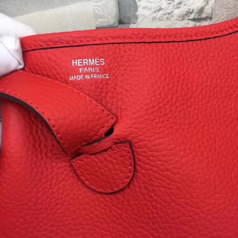 Batch 660💰💅 Hermes Evelyne crossbody bag, model number 166817. It is custom-made from first-layer cowhide. The shoulder strap can be adjusted. This novel and unique Evelyne is suitable for both men and women. It is not only because of the characteristics of the bag itself, but also because of the surprise it brings to the user. The biggest feature is its hollow H shape. This hollow has two purposes. One is to highlight the novelty of the design, and the other is to increase the recognition of the bag. The big hollow H makes it easy to tell that it is a Hermès Eveline satchel. [Real pictures] Size 30*28*10