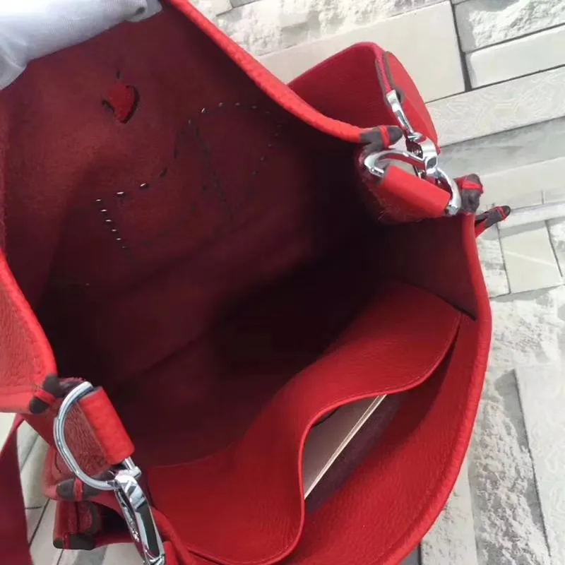 Batch 660💰💅 Hermes Evelyne crossbody bag, model number 166817. It is custom-made from first-layer cowhide. The shoulder strap can be adjusted. This novel and unique Evelyne is suitable for both men and women. It is not only because of the characteristics of the bag itself, but also because of the surprise it brings to the user. The biggest feature is its hollow H shape. This hollow has two purposes. One is to highlight the novelty of the design, and the other is to increase the recognition of the bag. The big hollow H makes it easy to tell that it is a Hermès Eveline satchel. [Real pictures] Size 30*28*10