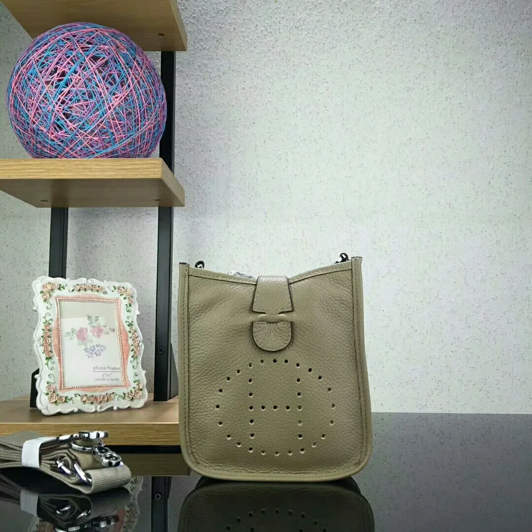 Batch 480 Hermes [Evelyne] mini Evelyne shoulder cross-body backpack. The big H in the middle shows your personality. It is made of full-layer first-layer cowhide. It is very cute in summer. 😘😘Size 17*20*7 cm