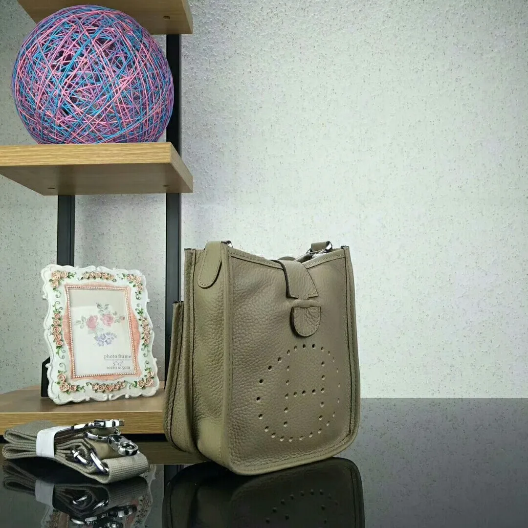 Batch 480 Hermes [Evelyne] mini Evelyne shoulder cross-body backpack. The big H in the middle shows your personality. It is made of full-layer first-layer cowhide. It is very cute in summer. 😘😘Size 17*20*7 cm