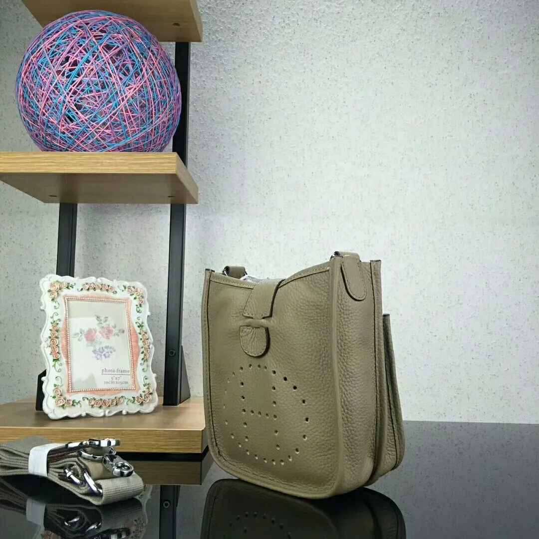 Batch 480 Hermes [Evelyne] mini Evelyne shoulder cross-body backpack. The big H in the middle shows your personality. It is made of full-layer first-layer cowhide. It is very cute in summer. 😘😘Size 17*20*7 cm