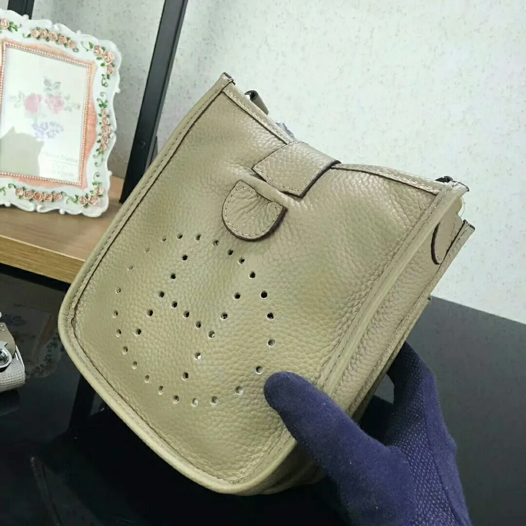 Batch 480 Hermes [Evelyne] mini Evelyne shoulder cross-body backpack. The big H in the middle shows your personality. It is made of full-layer first-layer cowhide. It is very cute in summer. 😘😘Size 17*20*7 cm