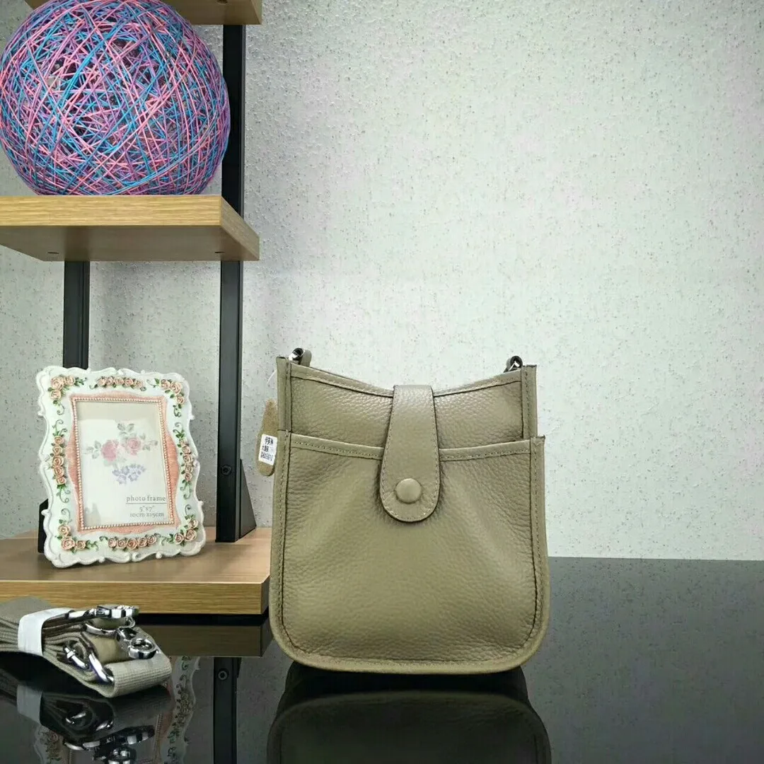 Batch 480 Hermes [Evelyne] mini Evelyne shoulder cross-body backpack. The big H in the middle shows your personality. It is made of full-layer first-layer cowhide. It is very cute in summer. 😘😘Size 17*20*7 cm
