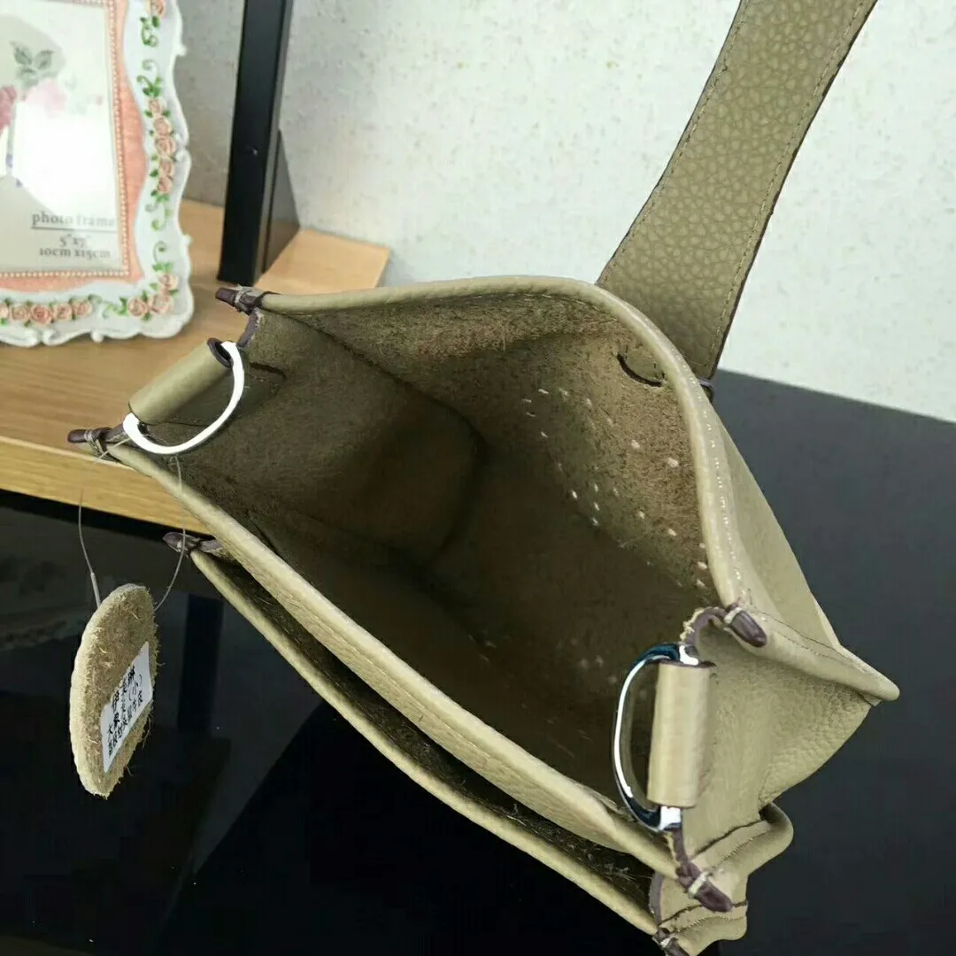 Batch 480 Hermes [Evelyne] mini Evelyne shoulder cross-body backpack. The big H in the middle shows your personality. It is made of full-layer first-layer cowhide. It is very cute in summer. 😘😘Size 17*20*7 cm