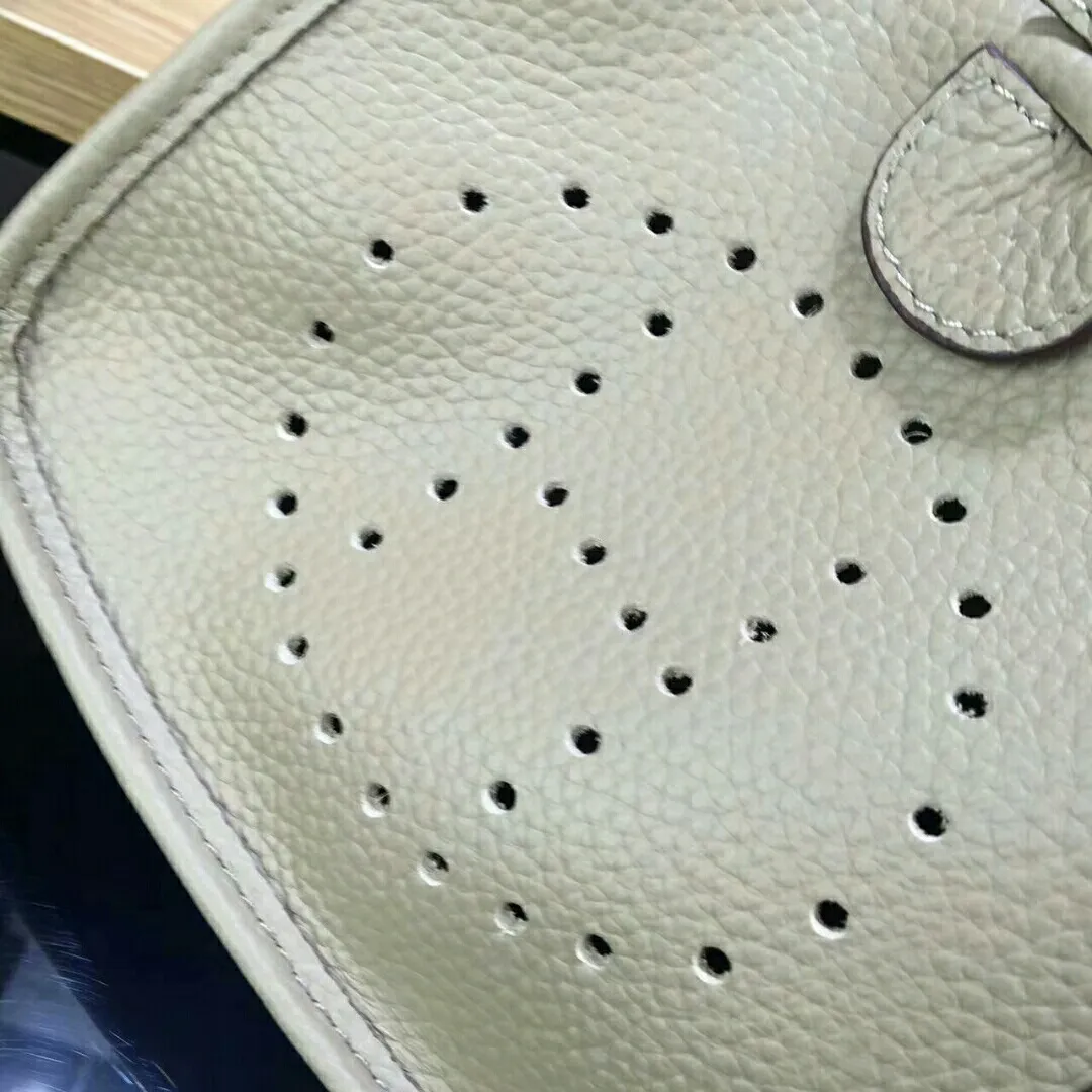 Batch 480 Hermes [Evelyne] mini Evelyne shoulder cross-body backpack. The big H in the middle shows your personality. It is made of full-layer first-layer cowhide. It is very cute in summer. 😘😘Size 17*20*7 cm