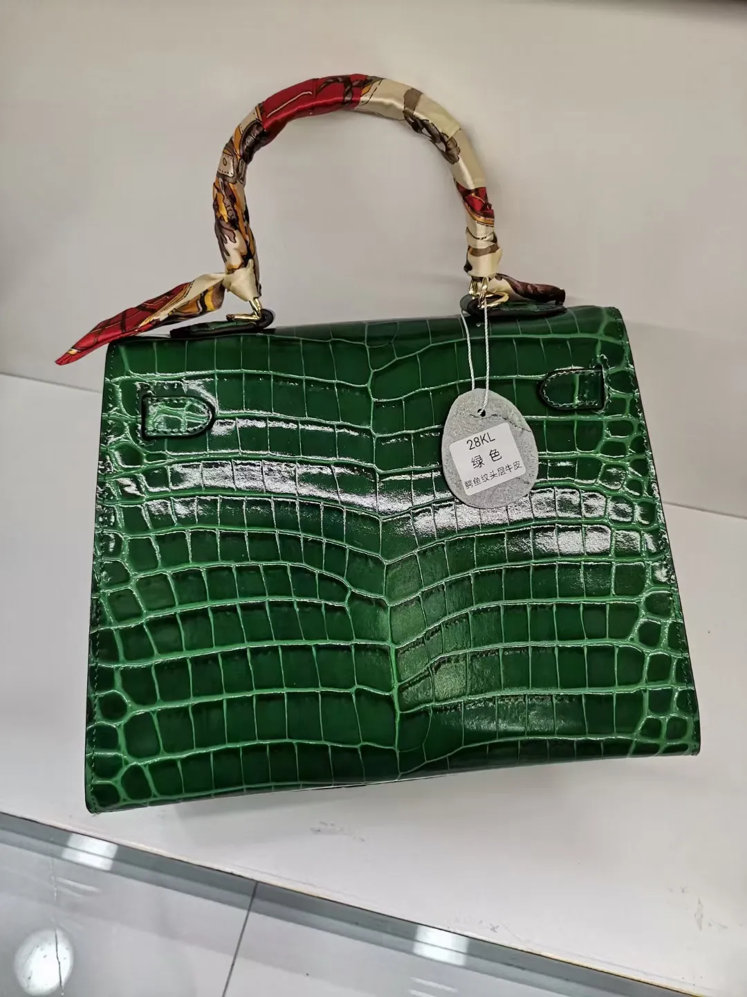 Batch 50cmP640, 28cmP680💅💅🎈Hermes 🎈Hermes 😱Classic Kelly crocodile pattern Original first-layer cowhide leather inner sheepskin [strong] Original steel hardware Selected crocodile pattern Exquisite workmanship Detailed quality depends on the real thing and the picture Original workmanship Comes with a long shoulder strap Reasonable price Classic coming [Seduce] The picture above must sell [Victory] Size: 25×20×10cm, 28×23×13cm
